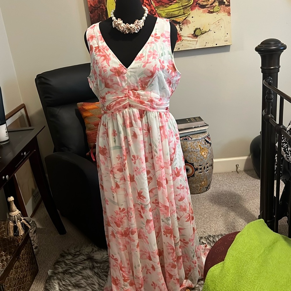 Elegant Leith floral dress 🌷